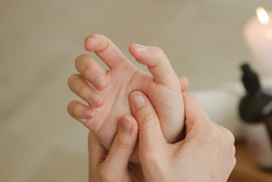 手が動かしにくい方のためのハンドケア集中コース